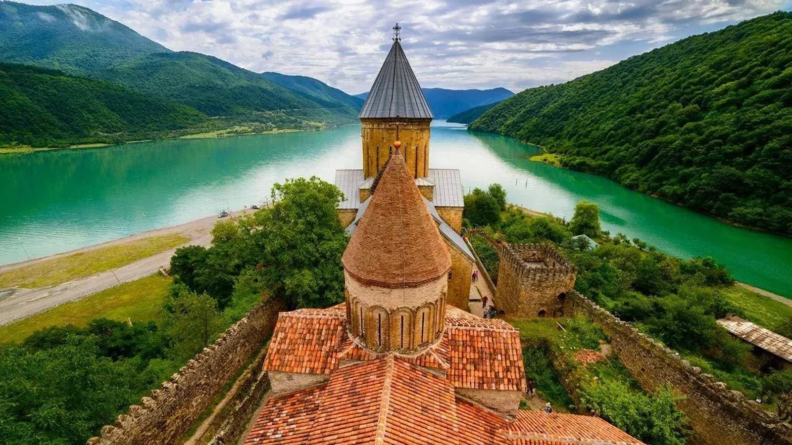 ანანურის მონასტერი და ტბა საქართველოში