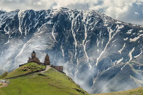 გერგეტის სამების ეკლესია ყაზბეგის მთებში