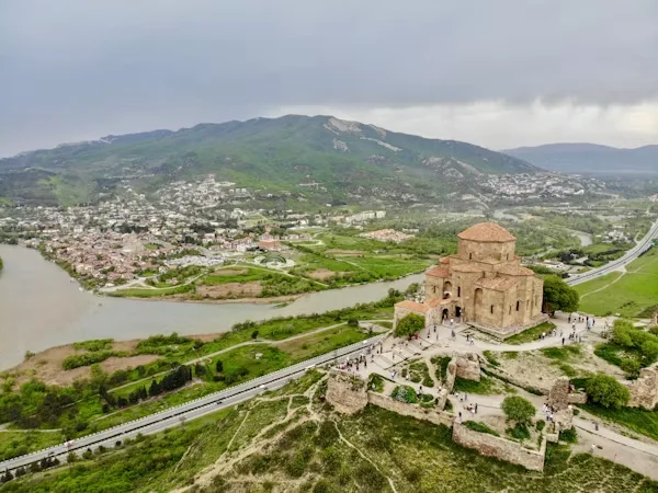 ჯვრის მონასტერი მცხეთისა და მდინარის ხეობის ხედით