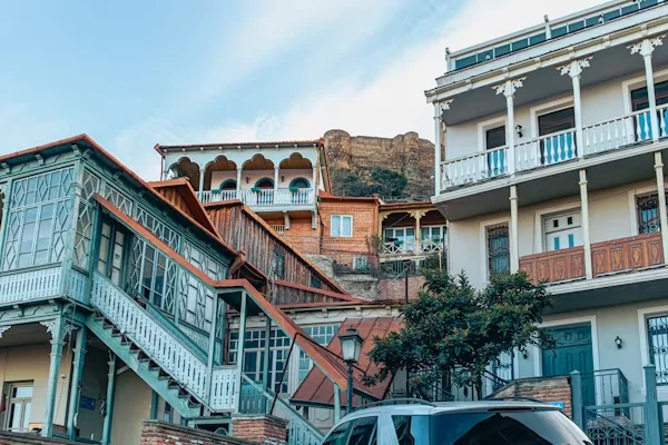 ძველი თბილისის ტრადიციული აივნები და სახლები