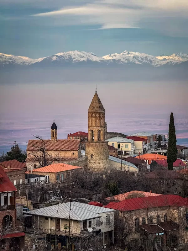 ისტორიული სიღნაღი კავკასიონის მთების ფონზე